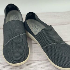 Clarks Women's Black and Cream Slip-On Flats